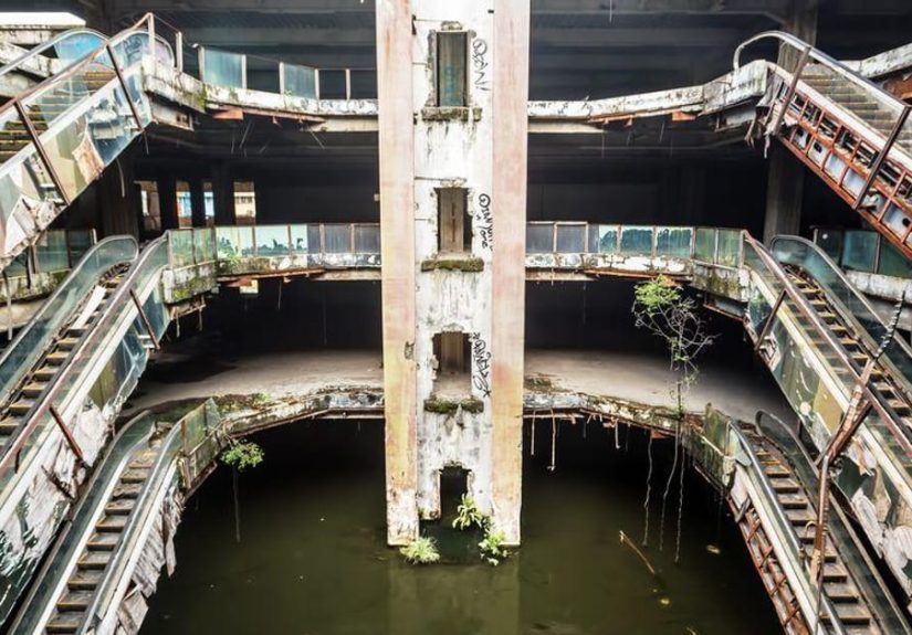16 Incredible Photos from Inside Abandoned Buildings