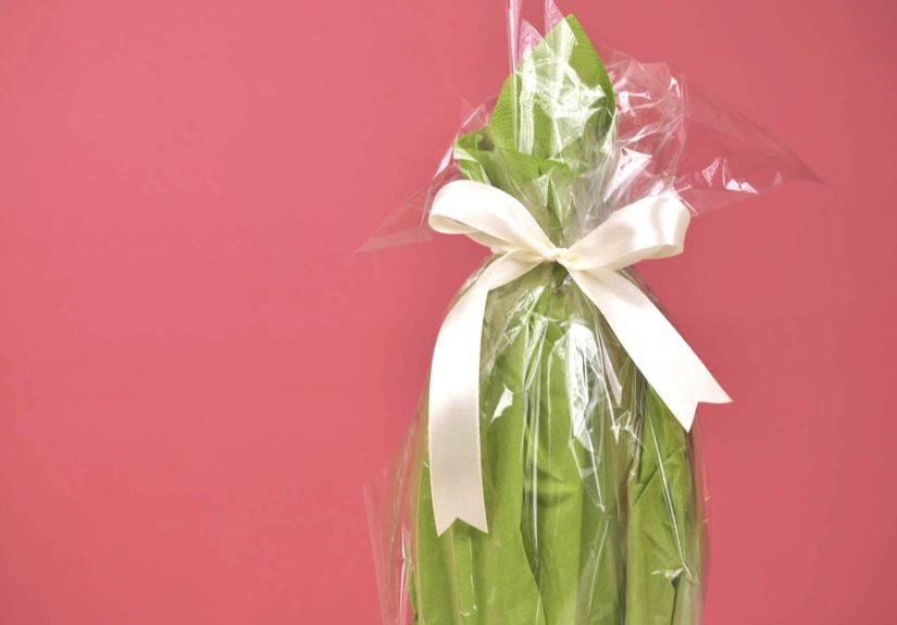 Easy Ways to Wrap a Liquor Bottle: 13 Steps