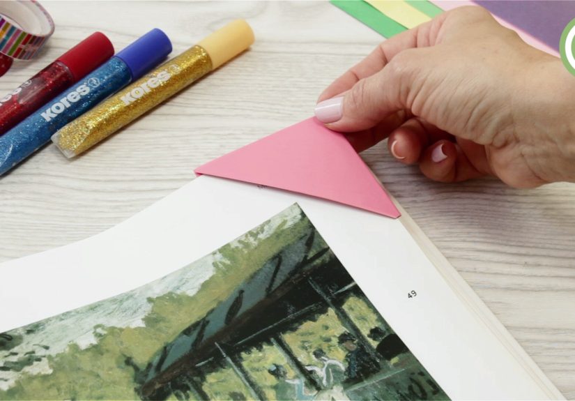 How to Make a Corner Bookmark: 3 Crafty DIY Methods