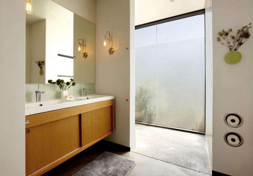 Design Sleuth: Recessed Toilet Roll Holder from a Surprising Source