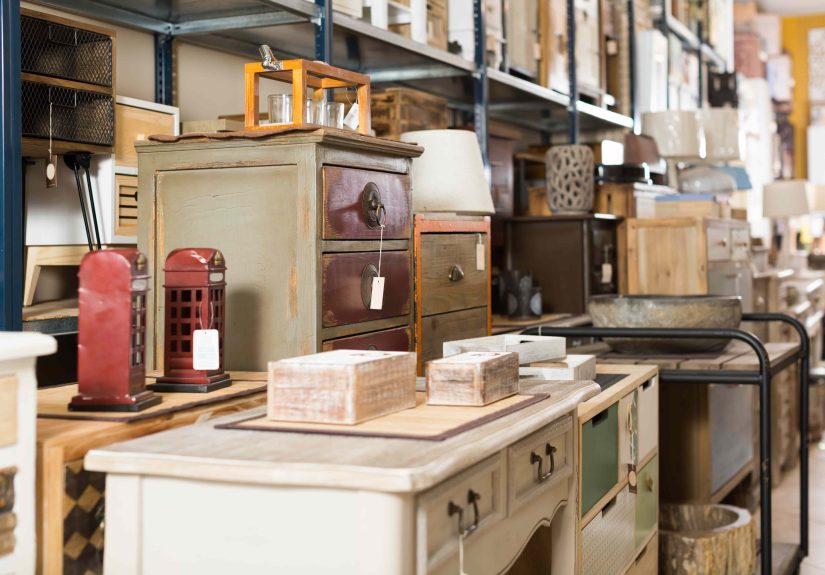 5 Common Thrifted Finds That Designers Say Are Actually Dating Your Home