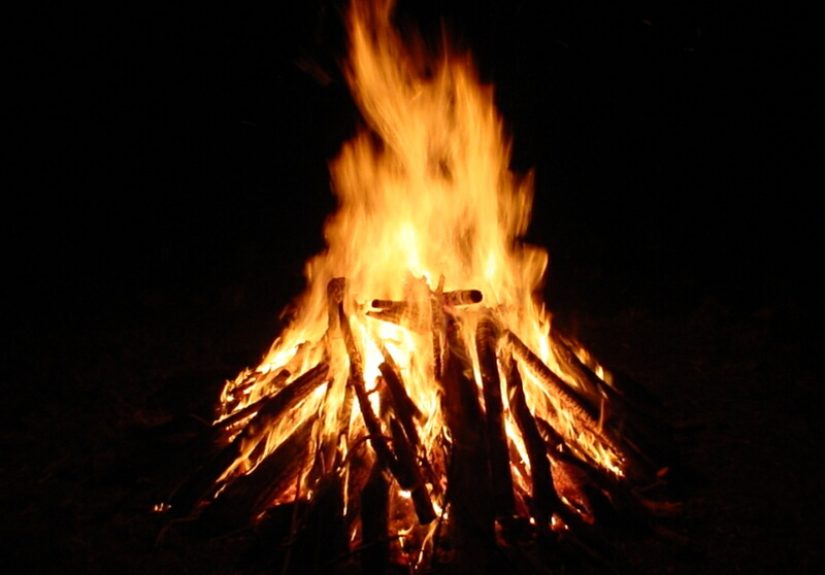 #878 The smell and sound of a campfire - 1000 Awesome Things