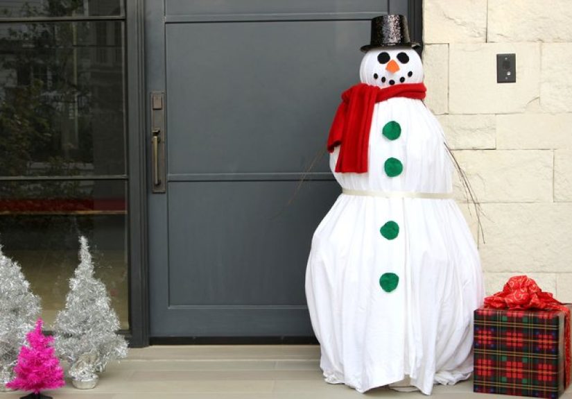 How to Make a Snowman Out of a Tomato Cage