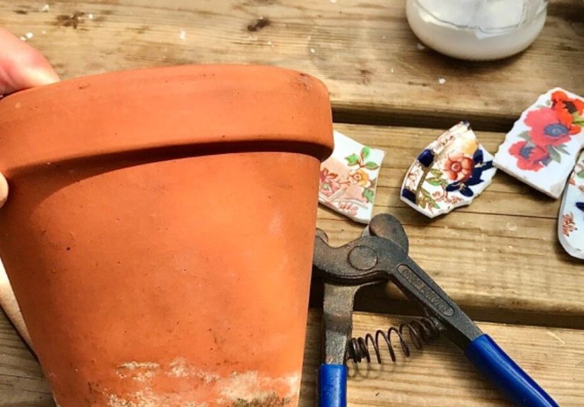 How to Mosaic Your Terracotta Plant Pots With Broken China