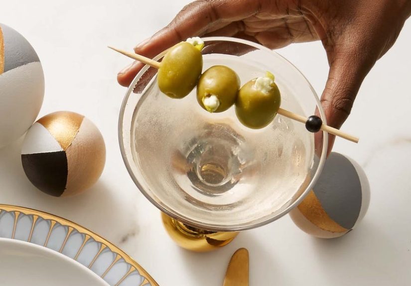 Best Dirty Martini Recipe - How to Make a Dirty Martini Cocktail